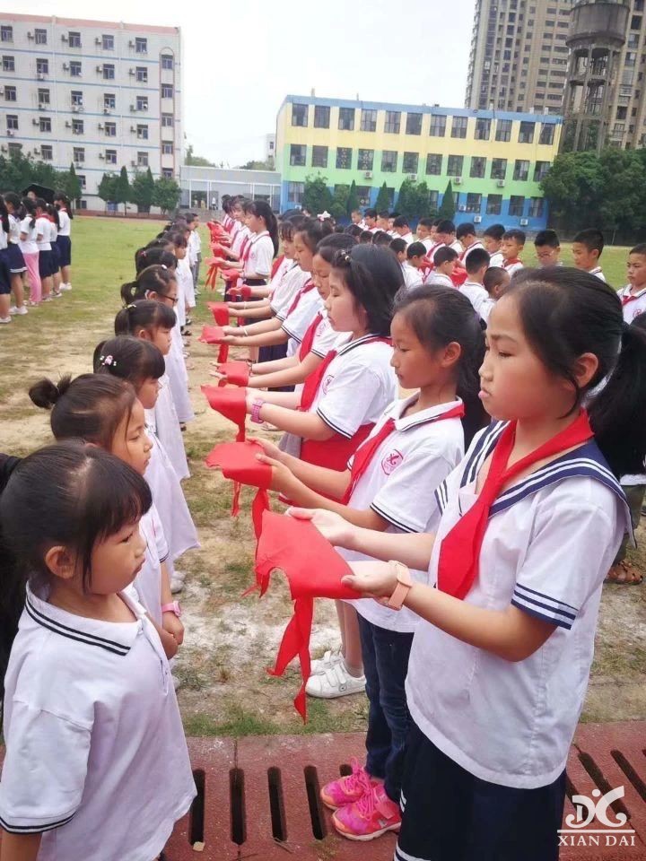 筑夢(mèng)少先隊(duì)，領(lǐng)巾迎風(fēng)揚(yáng)