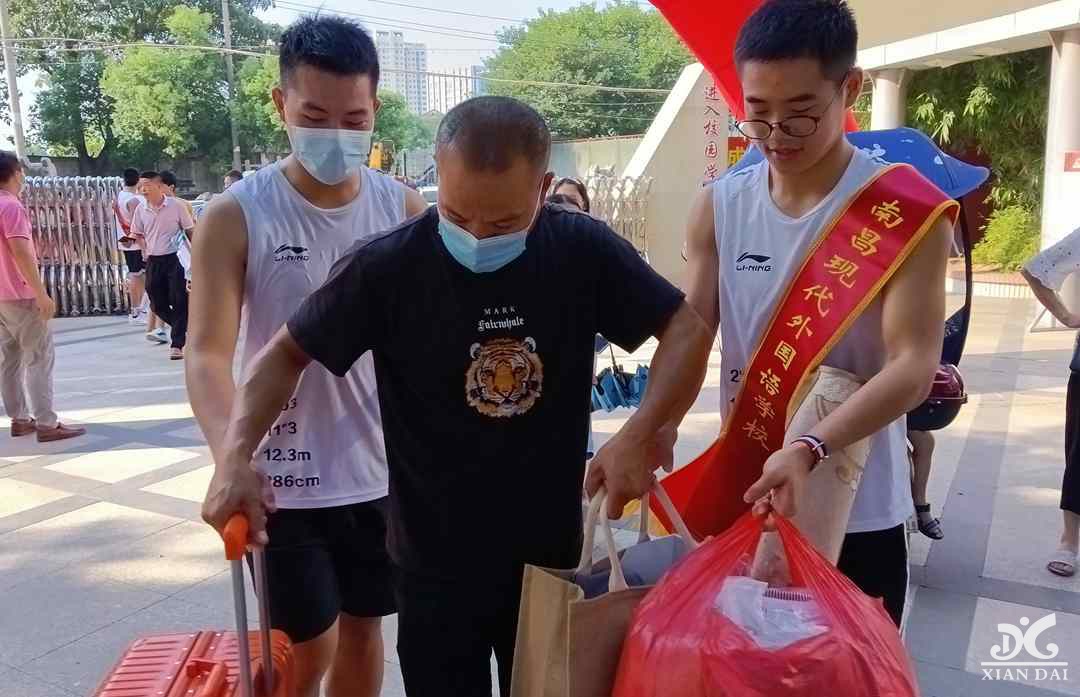 開學(xué)季！家長們開啟統(tǒng)一送娃模式！肩扛手提的場景很感人！愿少年們以夢為馬，不負(fù)韶華！加油！