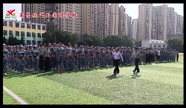 “為校爭光，為校爭光……”聲音響徹現(xiàn)外校園。