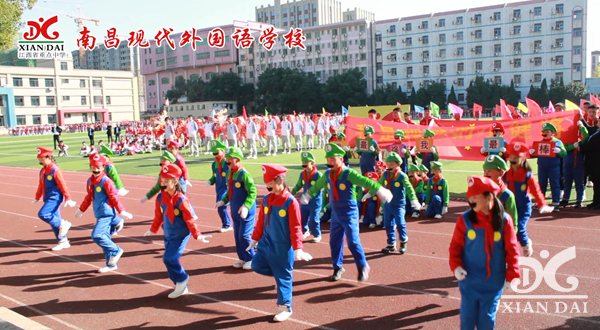 開幕式上，動(dòng)感與青春碰撞，各班精心準(zhǔn)備的才藝表演，展示了青春的風(fēng)采